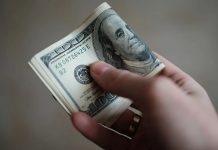 Курс доллара в Украине 13 июня 2026: обменники готовят широкий коридор на выходные Курс доллара в Украине 13 июня ожидается в коридоре 44,40–45,30 грн, евро — до 52,50 грн. Что прогнозируют обменники.