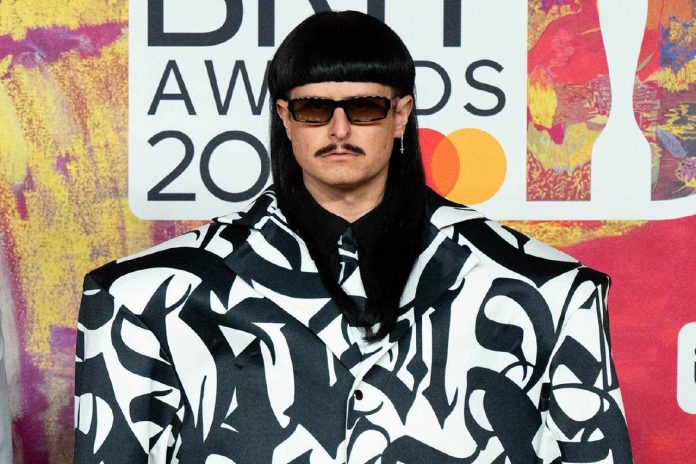 Oliver Tree погиб в катастрофе в Рио-де-Жанейро: что известно о столкновении вертолетов, жертвах и карьере музыканта. Oliver Tree погиб в катастрофе в Рио-де-Жанейро: что известно о столкновении вертолетов, жертвах и карьере музыканта.