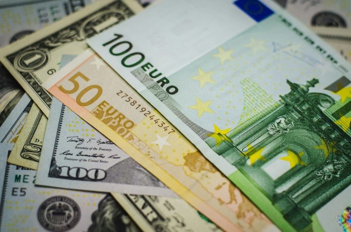 Курс валют 17 июня почти не изменился: доллар продают около 45 грн, евро выше 52 грн. Где выгоднее купить и продать валюту.