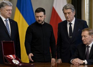 Экс-президенты Украины отказались от ордена Белого Орла после решения Польши по Зеленскому Экс-президенты Украины отказались от ордена Белого Орла вслед за Зеленским после решения Кароля Навроцкого отозвать польскую награду.