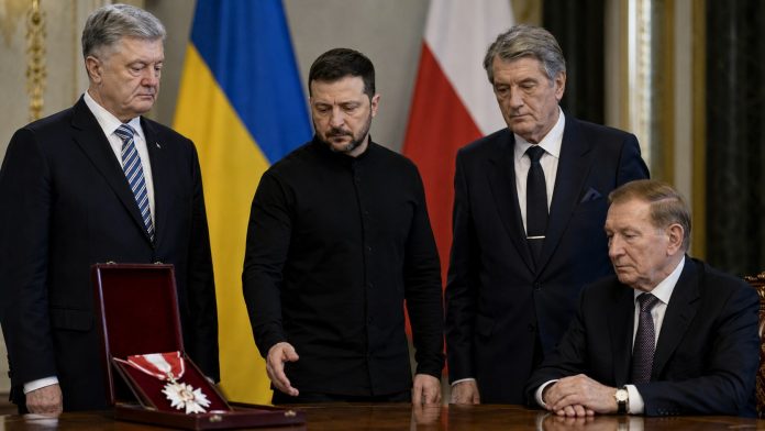 Экс-президенты Украины отказались от ордена Белого Орла вслед за Зеленским после решения Кароля Навроцкого отозвать польскую награду.