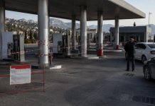 В Крыму полностью прекратили продажу бензина на заправках Бензин в Крыму перестали продавать населению с 09:00 21 июня: топливо отпускают только государственным службам полуострова.