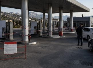 В Крыму полностью прекратили продажу бензина на заправках Бензин в Крыму перестали продавать населению с 09:00 21 июня: топливо отпускают только государственным службам полуострова.