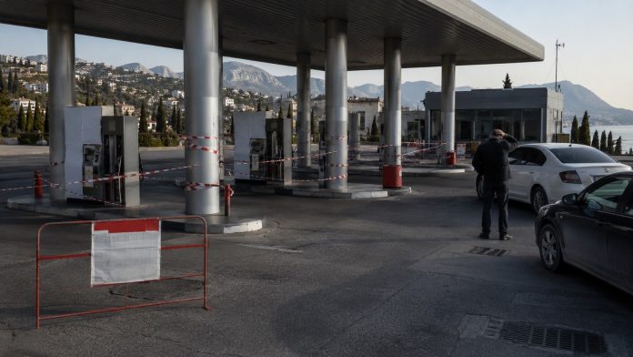 Бензин в Крыму перестали продавать населению с 09:00 21 июня: топливо отпускают только государственным службам полуострова. Бензин в Крыму перестали продавать населению с 09:00 21 июня: топливо отпускают только государственным службам полуострова.
