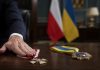 Польские политики начали возвращать Навроцкому свои ордена из-за спора с Украиной Польские политики возвращают Навроцкому ордена после лишения Зеленского ордена Белого орла. Первым стал экс-депутат Пётр Фоглер.