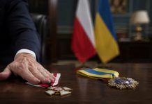 Польские политики начали возвращать Навроцкому свои ордена из-за спора с Украиной Польские политики возвращают Навроцкому ордена после лишения Зеленского ордена Белого орла. Первым стал экс-депутат Пётр Фоглер.