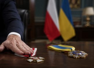 Польские политики начали возвращать Навроцкому свои ордена из-за спора с Украиной Польские политики возвращают Навроцкому ордена после лишения Зеленского ордена Белого орла. Первым стал экс-депутат Пётр Фоглер.