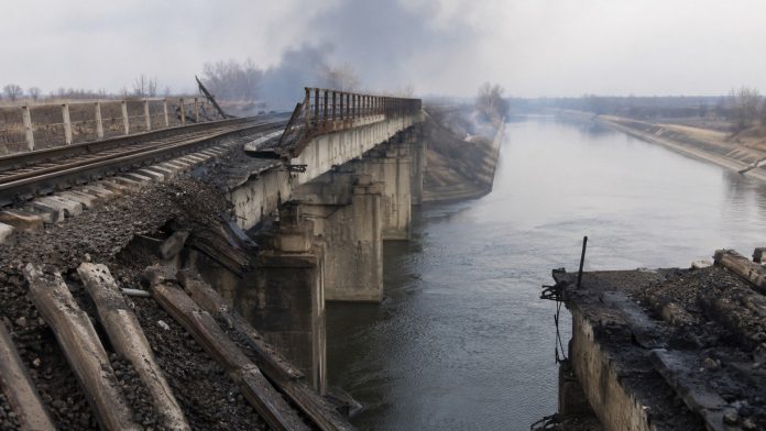 ССО уничтожили железнодорожный мост через Северо-Крымский канал и поразили технику, прибывшую для восстановления объекта. ССО уничтожили железнодорожный мост через Северо-Крымский канал и поразили технику, прибывшую для восстановления объекта.