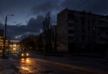 В Крыму ввели веерные отключения: какие города остались без света и воды Отключения света в Крыму ввели после аварий на электросетях. В Алуште, Джанкое и нескольких районах действует график 3 часа через 3.
