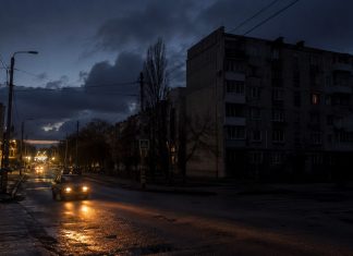 В Крыму ввели веерные отключения: какие города остались без света и воды Отключения света в Крыму ввели после аварий на электросетях. В Алуште, Джанкое и нескольких районах действует график 3 часа через 3.