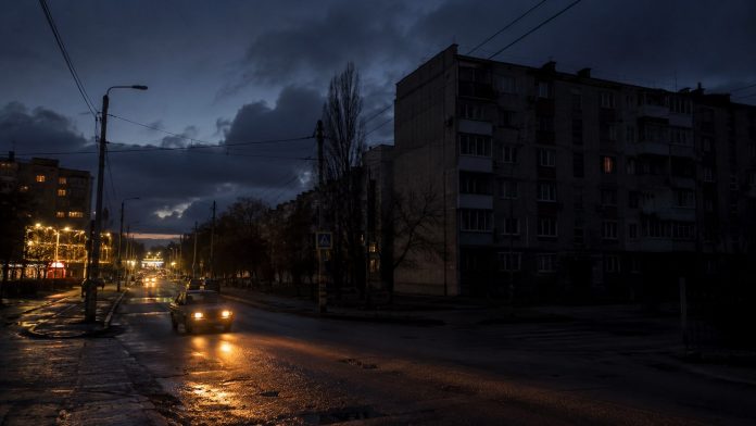 Отключения света в Крыму ввели после аварий на электросетях. В Алуште, Джанкое и нескольких районах действует график 3 часа через 3. Отключения света в Крыму ввели после аварий на электросетях. В Алуште, Джанкое и нескольких районах действует график 3 часа через 3.