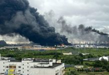 Московский НПЗ остановлен до 2027 года: Reuters раскрыл масштабы повреждений после атак дронов Московский НПЗ не возобновит работу до 2027 года: после двух атак дронов ремонт предприятия займёт не менее 6 месяцев, сообщает Reuters.