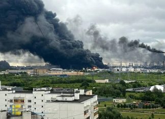Московский НПЗ остановлен до 2027 года: Reuters раскрыл масштабы повреждений после атак дронов Московский НПЗ не возобновит работу до 2027 года: после двух атак дронов ремонт предприятия займёт не менее 6 месяцев, сообщает Reuters.