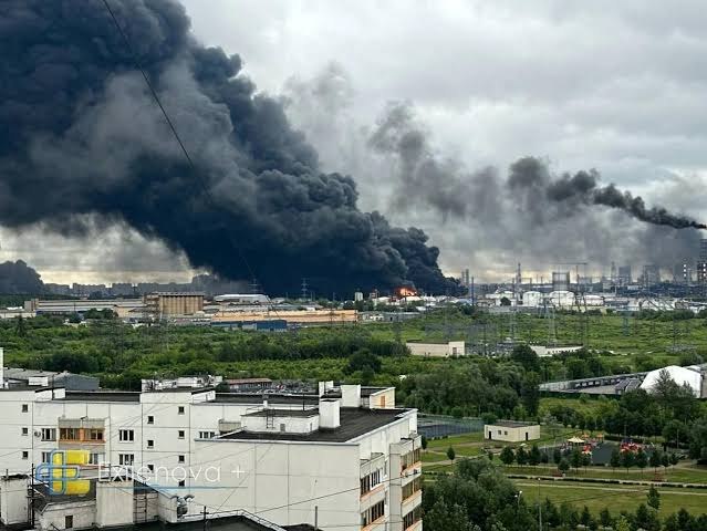 Московский НПЗ не возобновит работу до 2027 года: после двух атак дронов ремонт предприятия займёт не менее 6 месяцев, сообщает Reuters. Московский НПЗ не возобновит работу до 2027 года: после двух атак дронов ремонт предприятия займёт не менее 6 месяцев, сообщает Reuters.