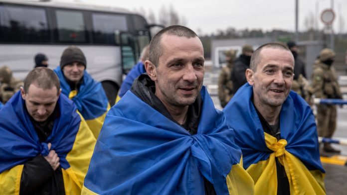 Обмен военнопленными между Россией и Украиной прошёл 26 июня 2026 года: стороны вернули по 160 военных, находившихся в плену.
