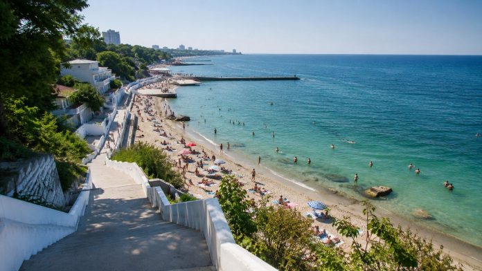 Где покупаться в Одессе в 2026 году: открытые пляжи, адреса в Google Maps, список озер и лиманов, советы по безопасности и FAQ для отдыхающих.