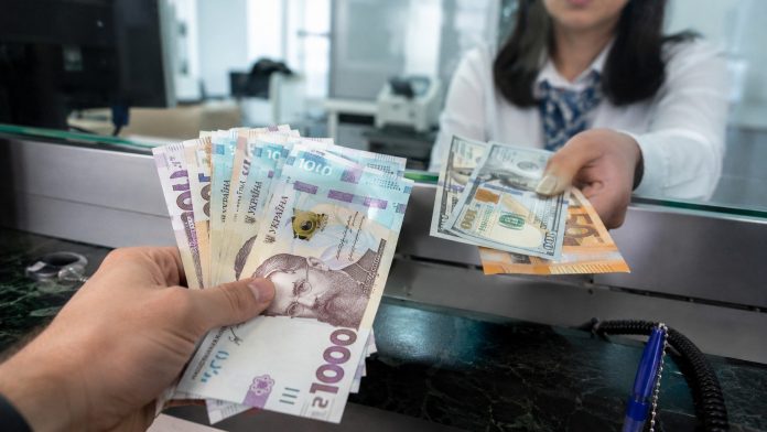 Курс доллара в Украине 26 июня вырос до 45,17 грн в банках. Актуальные цены доллара и евро в обменниках и официальный курс НБУ.