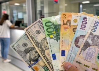 Курс валют в Украине 28 июня 2026: сколько стоят доллар и евро в обменниках сегодня Курс валют в Украине 28 июня: доллар в обменниках продают по 44,95–45,30 грн, евро — по 51,40–51,80 грн. Прогноз наличного рынка.