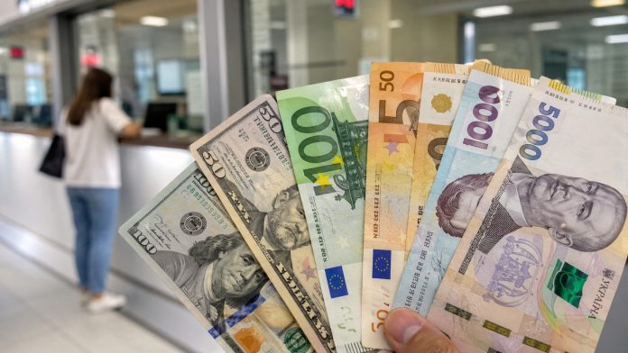Курс валют в Украине 28 июня: доллар в обменниках продают по 44,95–45,30 грн, евро — по 51,40–51,80 грн. Прогноз наличного рынка.