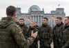 Германия может вернуть обязательную военную службу для мужчин уже в 2027 году Германия может вернуть обязательную военную службу в 2027 году, если добровольный набор не позволит увеличить Бундесвер до 260 тысяч военных.