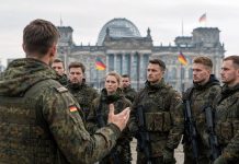 Германия может вернуть обязательную военную службу для мужчин уже в 2027 году Германия может вернуть обязательную военную службу в 2027 году, если добровольный набор не позволит увеличить Бундесвер до 260 тысяч военных.
