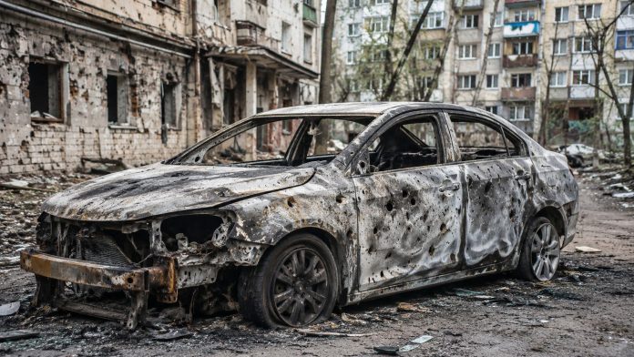 Уничтоженный обстрелом автомобиль можно бесплатно выбраковать в МВД. Рассказываем, какие документы нужны, как восстановить права и почему регистрацию нельзя вернуть.