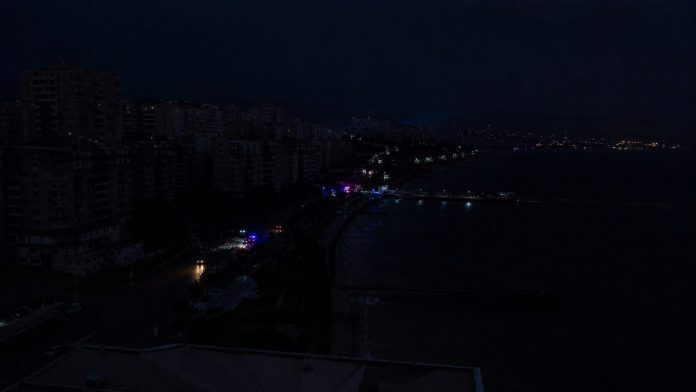 Тотальный блэкаут в Крыму произошел 6 июля: обесточены города и районы, возник пожар возле подстанции, появились перебои с водой и связью. Тотальный блэкаут в Крыму произошел 6 июля: обесточены города и районы, возник пожар возле подстанции, появились перебои с водой и связью.