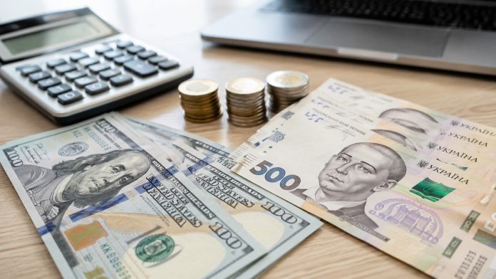 Курс доллара в Украине 7 июля снизился до 44,84 грн в банках. Узнайте, сколько стоят доллар и евро в обменниках и где курс выгоднее.