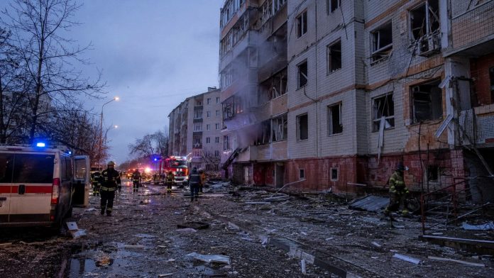 Атака беспилотников на Москву 7 июля: власти РФ заявили о более чем 430 дронах, ограничениях в аэропортах и погибшем под Белгородом. Атака беспилотников на Москву 7 июля: власти РФ заявили о более чем 430 дронах, ограничениях в аэропортах и погибшем под Белгородом.