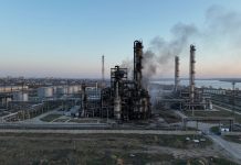 Саратовский НПЗ остановил переработку нефти после атаки дронов Саратовский НПЗ остановил переработку нефти после атаки дронов: повреждена установка КДУ-6 мощностью 20 000 тонн в сутки.