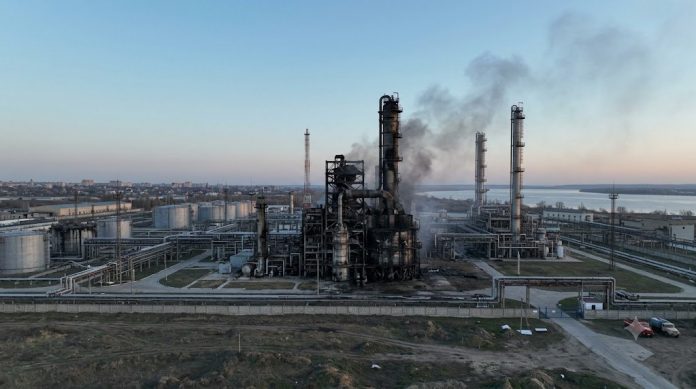 Саратовский НПЗ остановил переработку нефти после атаки дронов: повреждена установка КДУ-6 мощностью 20 000 тонн в сутки. Саратовский НПЗ остановил переработку нефти после атаки дронов: повреждена установка КДУ-6 мощностью 20 000 тонн в сутки.