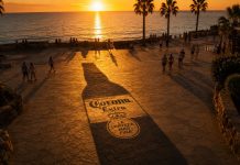 Corona превратила закат в рекламу с силуэтом фирменной бутылки: как работает Corona Sun Shadows Реклама Corona появляется на улицах только во время заката: городские тени на несколько минут создают силуэт фирменной бутылки.