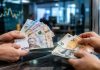 Курс доллара к гривне вырос 15 июля 2026: сколько стоит валюта в банках и обменниках Курс доллара к гривне вырос 15 июля: банки продают доллар по 45,05 грн, евро — по 51,62 грн. Опубликованы цены в обменниках и курс НБУ.