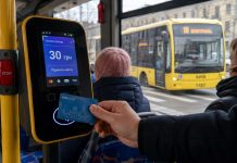 Сколько стоит проезд в Киеве в 2026 году: новые тарифы, скидки, проездные и штраф 600 грн Проезд в Киеве в 2026 году стоит 30 грн. Новые цены на метро, автобус, трамвай, троллейбус и маршрутки, скидки, проездные, льготы, пересадки и штрафы.