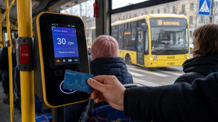 Проезд в Киеве в 2026 году стоит 30 грн. Новые цены на метро, автобус, трамвай, троллейбус и маршрутки, скидки, проездные, льготы, пересадки и штрафы.