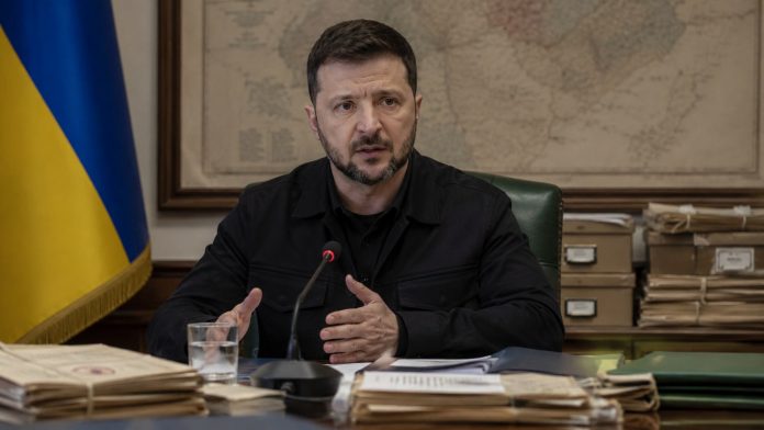 Зеленский откроет архивы по Волынской трагедии и разрешит новые эксгумации после обострения отношений между Украиной и Польшей. Зеленский откроет архивы по Волынской трагедии и разрешит новые эксгумации после обострения отношений между Украиной и Польшей.