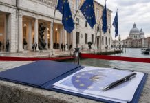 ЕС прекратил финансирование Венецианской биеннале: Грант на €2 млн отменили из-за России ЕС прекратил финансирование Венецианской биеннале на €2 млн из-за возвращения России и нарушения демократических принципов.