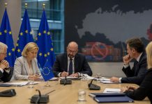 Евросоюз согласовал 21-й пакет санкций против России: ограничения затронут банки, нефть и криптоплатформы 21-й пакет санкций ЕС против России затронет банки, криптоплатформы, нефтетрейдеров и теневой флот. Потолок цены нефти сохранен на уровне 44,10 доллара.