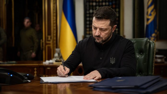 Военное положение в Украине продлено до 31 октября 2026 года: Зеленский подписал законы о продолжении мобилизации еще на 90 суток.