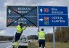 Латвия уберет с дорожных знаков названия городов России и Беларуси Латвия уберет с дорог 235 указателей с названиями городов России и Беларуси. Работы стоимостью 120 тысяч евро завершат до 30 сентября.