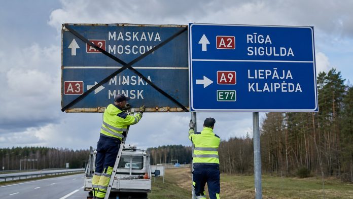 Латвия уберет с дорог 235 указателей с названиями городов России и Беларуси. Работы стоимостью 120 тысяч евро завершат до 30 сентября.
