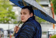 Украинец Аонишики выиграл Кубок Императора по сумо в третий раз Украинец Аонишики выиграл Nagoya Basho и в третий раз завоевал Кубок Императора, победив Атамифудзи и Кирисиму в плей-офф.