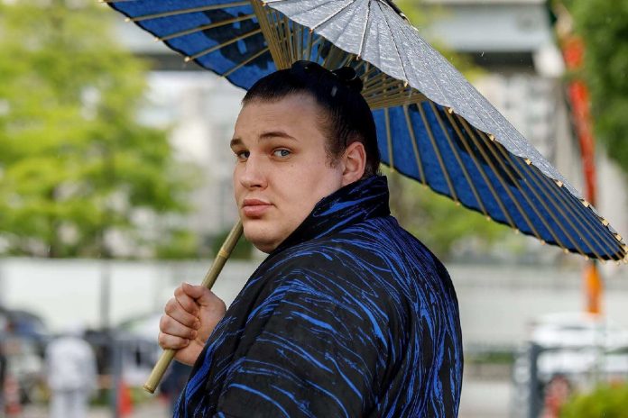 Украинец Аонишики выиграл Nagoya Basho и в третий раз завоевал Кубок Императора, победив Атамифудзи и Кирисиму в плей-офф.