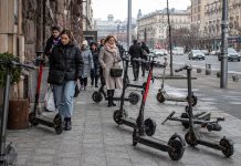 В Киеве хотят запретить прокат электросамокатов: петиция набирает подписи Электросамокаты в Киеве предлагают убрать из проката: петиция требует запрета сервисов, расторжения меморандумов и должна собрать 6000 голосов.