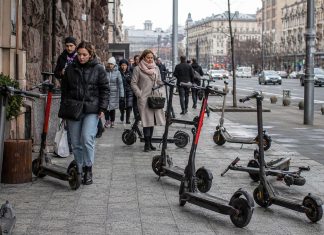 В Киеве хотят запретить прокат электросамокатов: петиция набирает подписи Электросамокаты в Киеве предлагают убрать из проката: петиция требует запрета сервисов, расторжения меморандумов и должна собрать 6000 голосов.