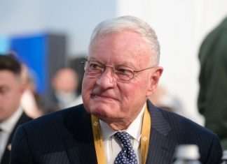 Кит Келлог прибыл в Украину и посетил Одесский порт: что обсуждали с делегацией США Кит Келлог прибыл в Украину 21 августа и посетил Одесский порт. Стороны обсудили безопасность судоходства, экспорт и американские инвестиции.