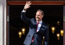 Новый король Норвегии Хокон VIII вступил на престол: что известно о преемнике Харальда V Хокон VIII стал новым королем Норвегии 28 августа после смерти Харальда V. Что известно о монархе, его семье и наследнице престола.
