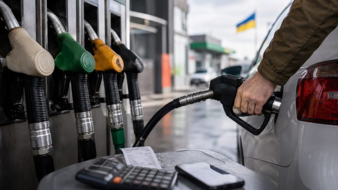 Цены на бензин в Украине 30 августа: А-95 стоит от 78,90 грн, дизель — от 89,90 грн, газ — от 42,90 грн. Разница за полный бак достигает 250 грн. Цены на бензин в Украине 30 августа: А-95 стоит от 78,90 грн, дизель — от 89,90 грн, газ — от 42,90 грн. Разница за полный бак достигает 250 грн.