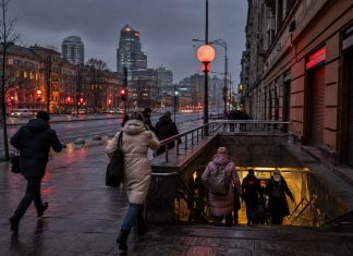 Желтая и красная тревога в Киеве: новые правила для магазинов и транспорта Желтая тревога в Киеве может разрешить бизнесу продолжать работу, а красная предполагает более жесткие ограничения для магазинов и транспорта.