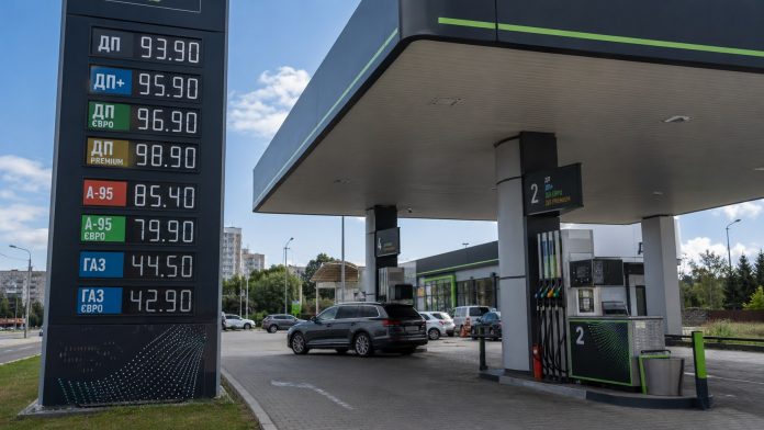 Цены на топливо 4 августа: дизель на OKKO подорожал до 93,90 грн, а премиальное топливо SOCAR приблизилось к 99 грн за литр.